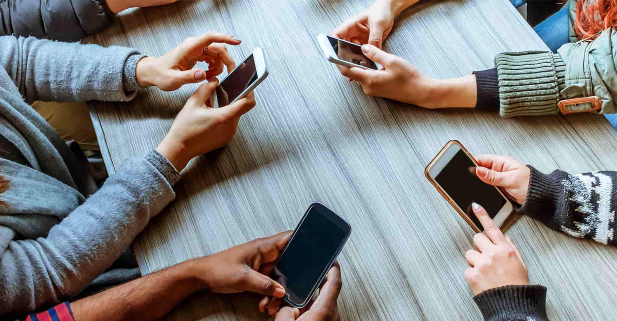 স্মার্টফোন: সম্পর্কে দূরত্ব সৃষ্টির নতুন অস্ত্র