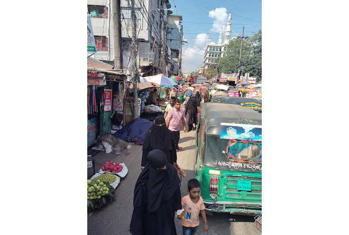 হাটহাজারীতে মহাসড়কের যানজট যেন এক নিত্যদিনের সঙ্গী