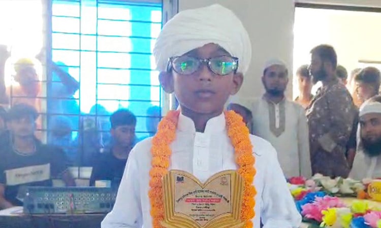 মাত্র ৯ মাসেই হাফেজ হলেন ১১ বছর বয়সী লক্ষীপুরের ইয়াছিন