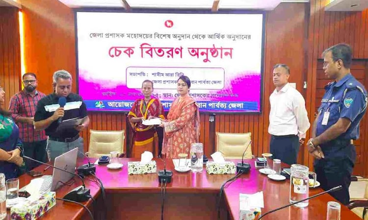 বান্দরবানে অসহায় ও শিক্ষার্থীদের অর্থ সহায়তা