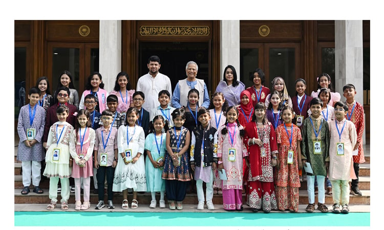 'নতুন কুঁড়ি'র বিজয়ীদের হাতে পুরস্কার তুলে দিলেন প্রধান উপদেষ্টা 