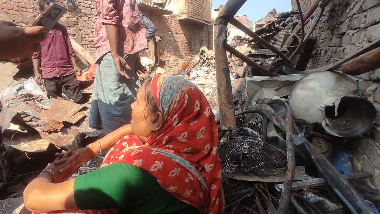 কড়াইল বস্তিতে মানুষের আহাজারি : ‘গায়ের কাপড় ছাড়া আর কিছুই অবশিষ্ট নাই, সবকিছু পুড়ে ছাই’