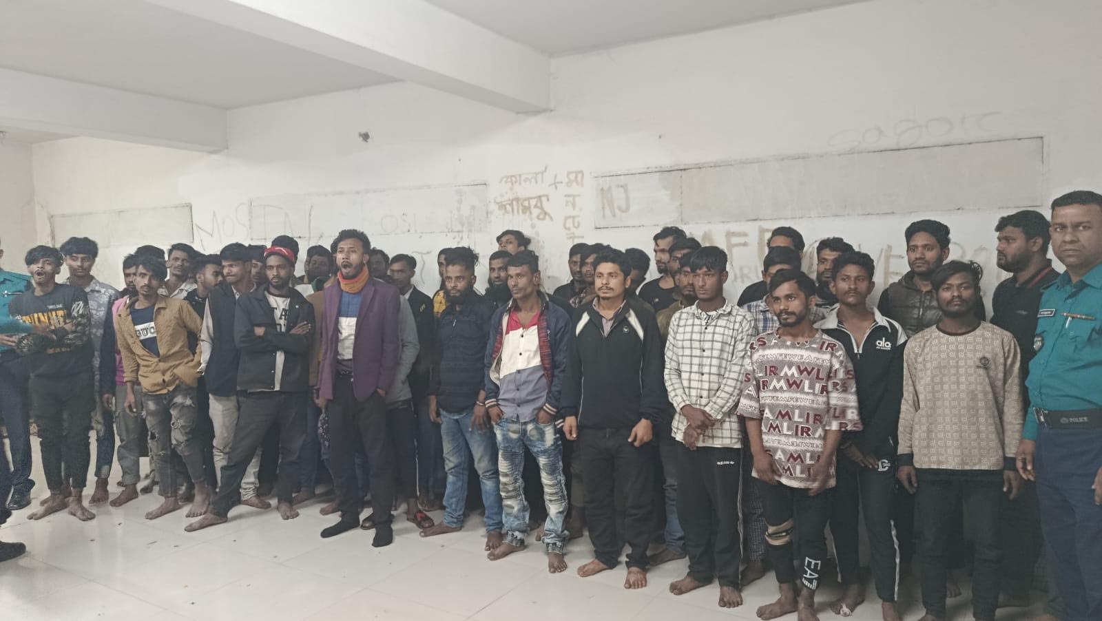 মোহাম্মদপুরে যৌথ বাহিনীর অভিযান : ৪০ কেজি গাঁজা ও দেশীয় অস্ত্রসহ গ্রেপ্তার ৫৩