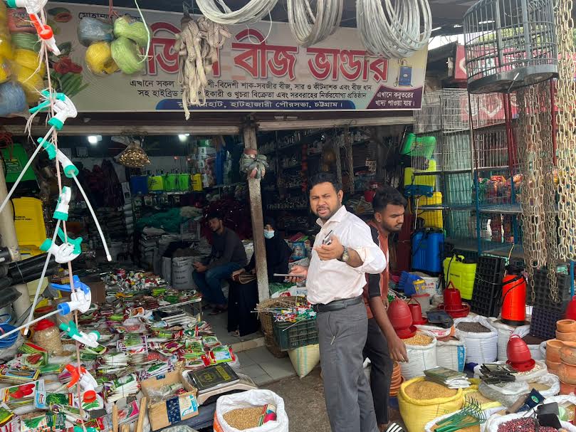 হাটহাজারীতে বীজ ভাণ্ডারে ইউ এন ওর অভিযান বিভিন্ন অপরাধে তিন দোকানকে ১৩ হাজার টাকা জরিমানা
