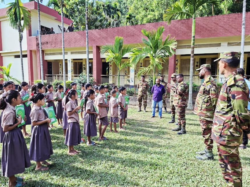 কোমলমতি শিশুদের পাশে নানিয়ারচর জোন কমান্ডার মশিউর রহমান