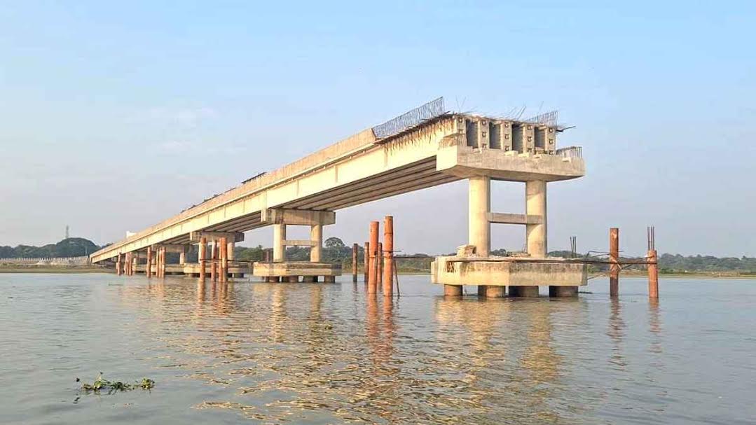 নড়াইলের নবগঙ্গা নদীর বারইপাড়া সেতুর কাজ ৮ বছরেও শেষ হয়নি