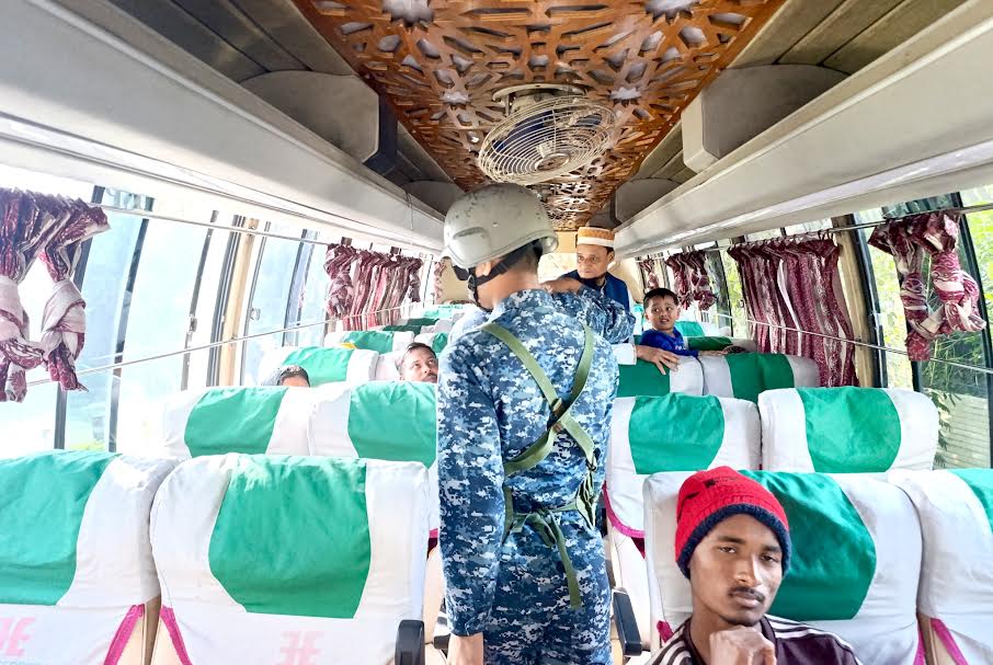 বরগুনার আমতলীতে নৌবাহিনীর নেতৃত্বে যৌথ চেকপোস্ট পরিচালিত