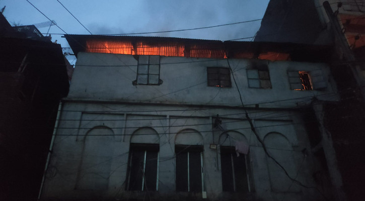 চকবাজারে আবাসিক ভবনে আগুন, নিয়ন্ত্রণে ৭ ইউনিট