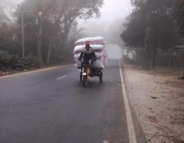 কুয়াশায় চাঁদরে কুড়িগ্রামের চারদিকে আচ্ছন্ন সর্বনিম্ন তাপমাত্রা  ১১ দশমিক ৫ ডিগ্রি সেলসিয়াস
