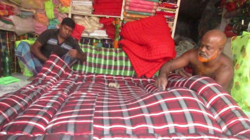 বাগেরহাটে কদর বেড়েছে লেপ তোষক কারিগরদের বেড়েছে কারিগরদের ব্যস্ততা