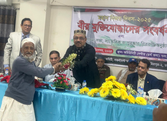 মুক্তিযোদ্ধাদের সংবর্ধনা অনুষ্ঠানে সংবর্ধনা গ্রহণ করছেন বীর মুক্তিযোদ্ধা সিনিয়র সাংবাদিক শাহাবুদ্দিন