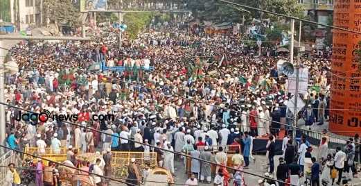 হাদি হত্যার প্রতিবাদে শাহবাগে বিক্ষোভ, শিক্ষার্থী-জনতার ঢল