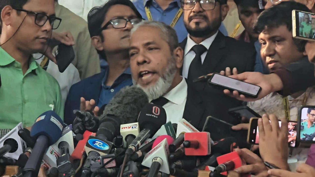 দেশে কোনো গুম হয়েছে কি না, জানেন না শেখ হাসিনা : ট্রাইব্যুনালে আইনজীবী আমির হোসেন