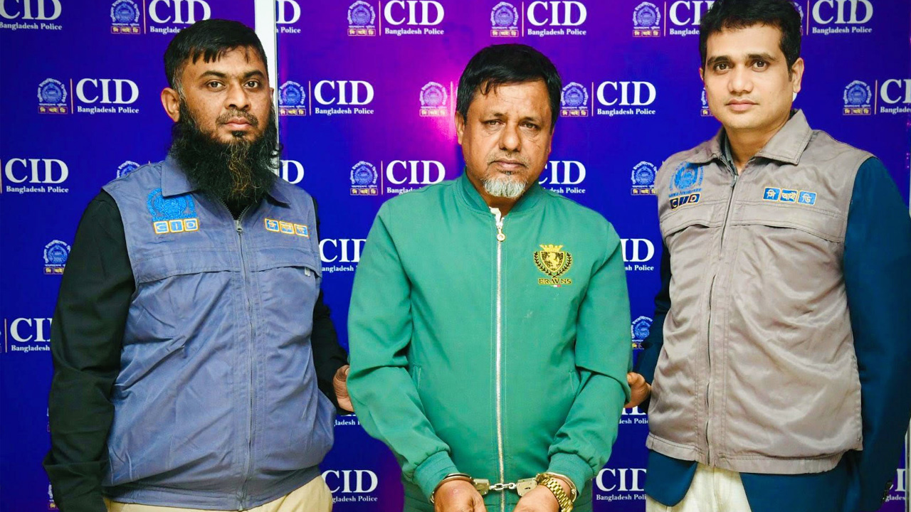 গ্রিসে উচ্চ বেতনের চাকরির প্রলোভন : লিবিয়ার মরুভূমিতে ফেলে রাখা মানব পাচার চক্রের সদস্য নজির গ্রেপ্তার
