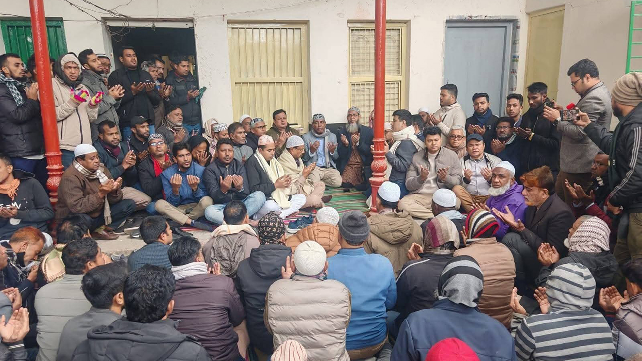 খালেদা জিয়ার মৃত্যুতে শোকে স্তব্ধ বগুড়াবাসী, স্বামীর বাড়িতে দোয়ার আয়োজন