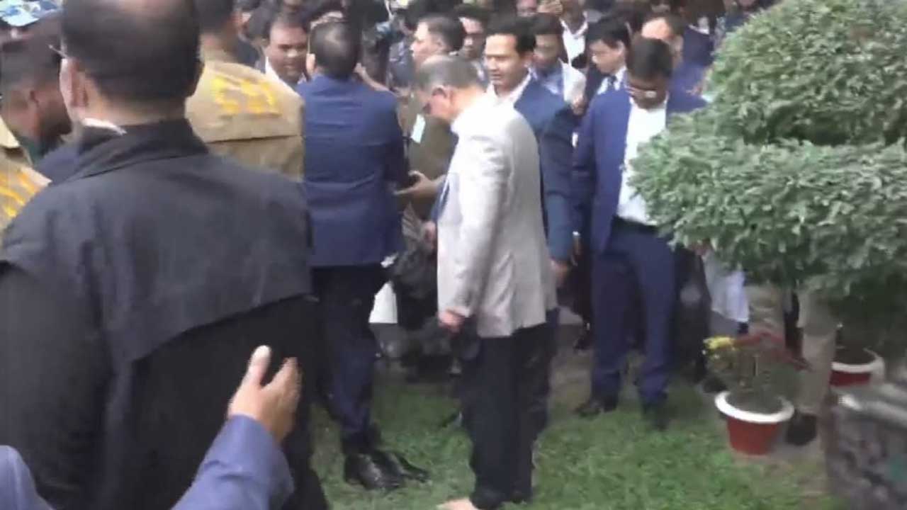 খালি পায়ে মাতৃভূমির মাটি ছুঁলেন তারেক রহমান