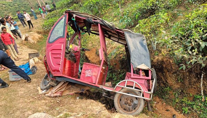 ফটিকছড়িতে সড়ক দুর্ঘটনায় নারী নিহত, আহত ২