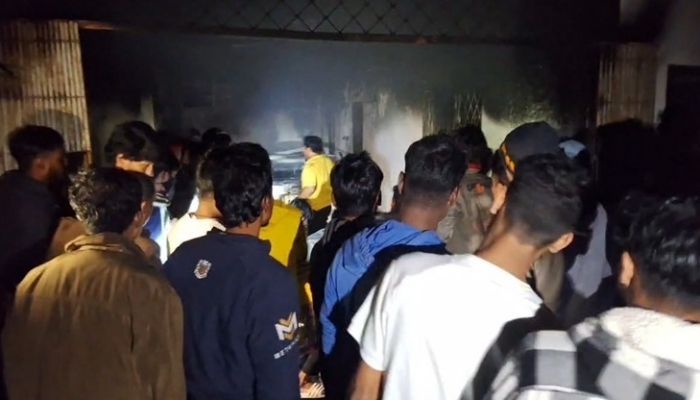 সাবেক মন্ত্রী আনিসুল ইসলামের বাড়িতে ভাঙচুর, আগুন