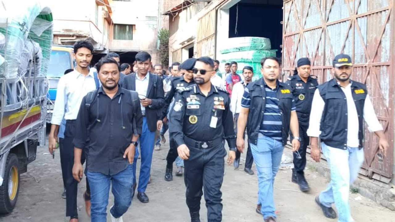 চট্টগ্রামে বৈদ্যুতিক সরঞ্জাম কারখানায় অভিযান, ১২ লাখ টাকা জরিমানা