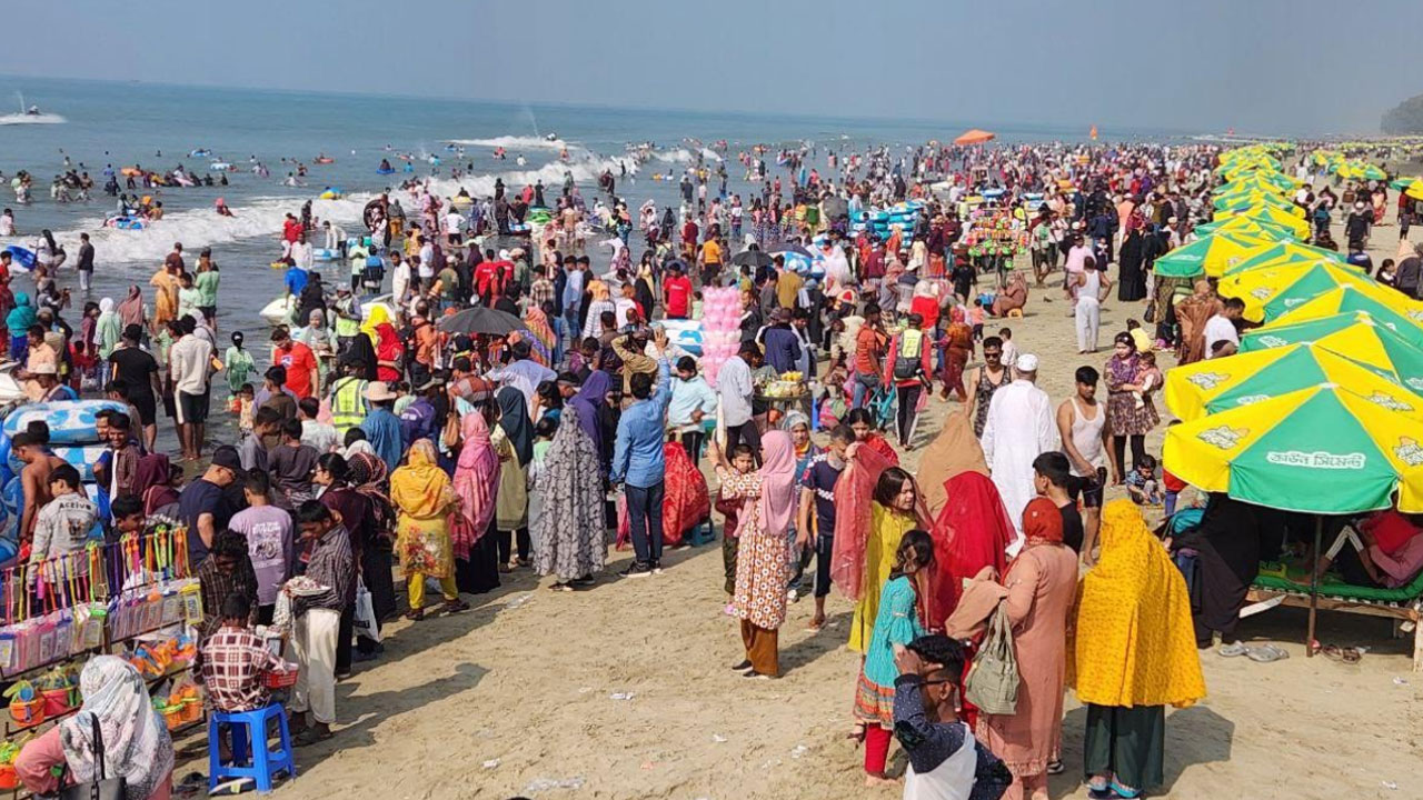 বড়দিনের ছুটিতে লোকে লোকারণ্য কক্সবাজার, শত কোটি টাকা বাণিজ্যের আশা