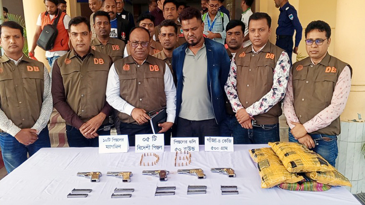 যশোরে ডিবির অভিযানে পাঁচটি বিদেশী পিস্তল গুলিসহ লিটন গাজী গ্রেফতার