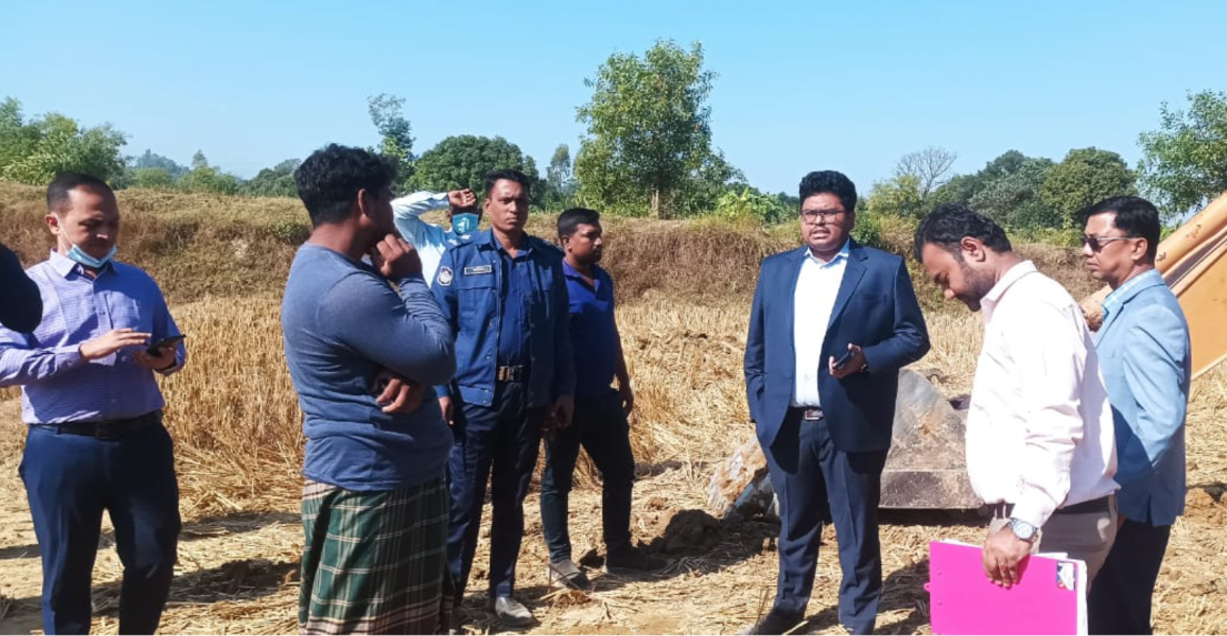 হাটহাজারীতে কৃষি জমির টপ সয়েল কাটার অপরাধে ১ লক্ষ্ ৫০ হাজার টাকা অর্থদণ্ড