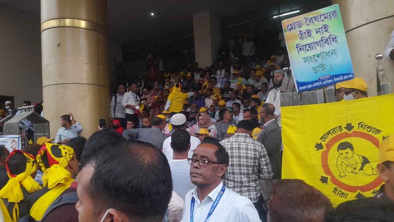 ৬ দফা দাবিতে স্বাস্থ্য অধিদপ্তর ঘেরাও করেছেন স্বাস্থ্য সহকারীরা
