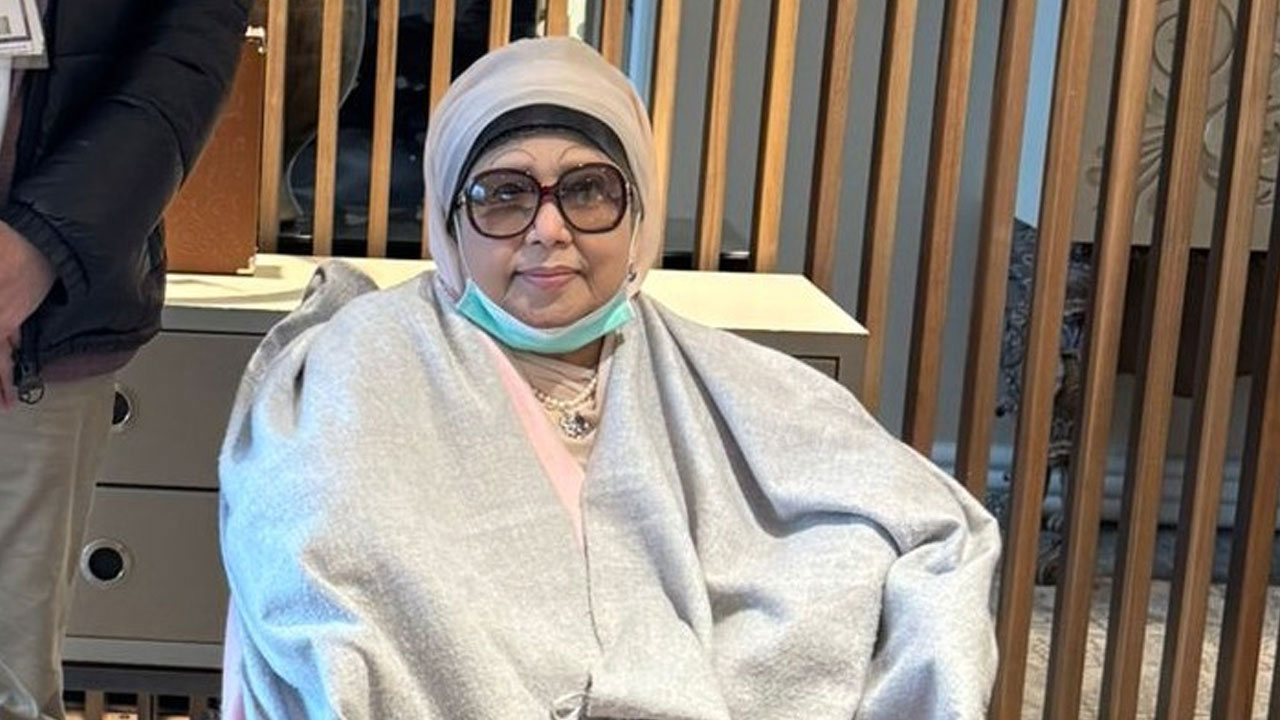 খালেদা জিয়াকে লন্ডন নিতে জার্মানি থেকে আসছে এয়ার অ্যাম্বুলেন্স 