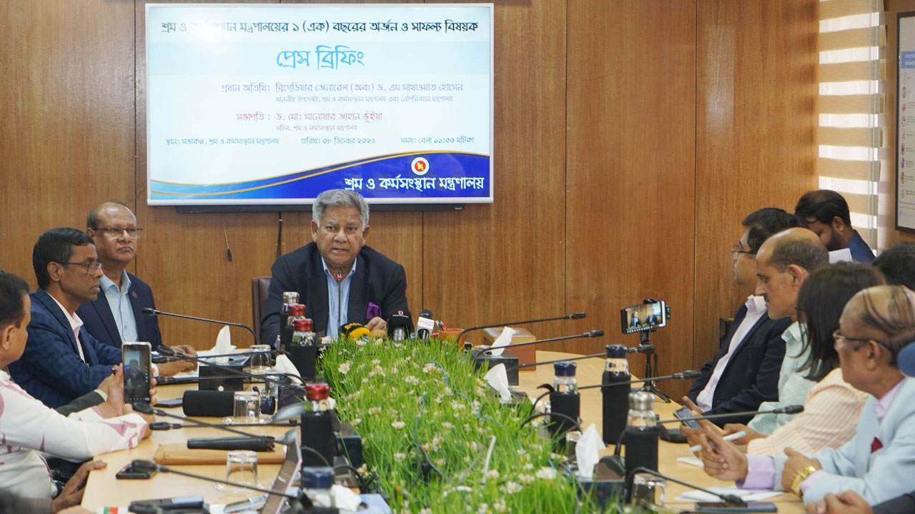 চট্টগ্রাম বন্দরে প্রতিটি জায়গায় চাঁদাবাজি, প্রতিদিন ওঠে দুই-আড়াই কোটি : শ্রম উপদেষ্টা