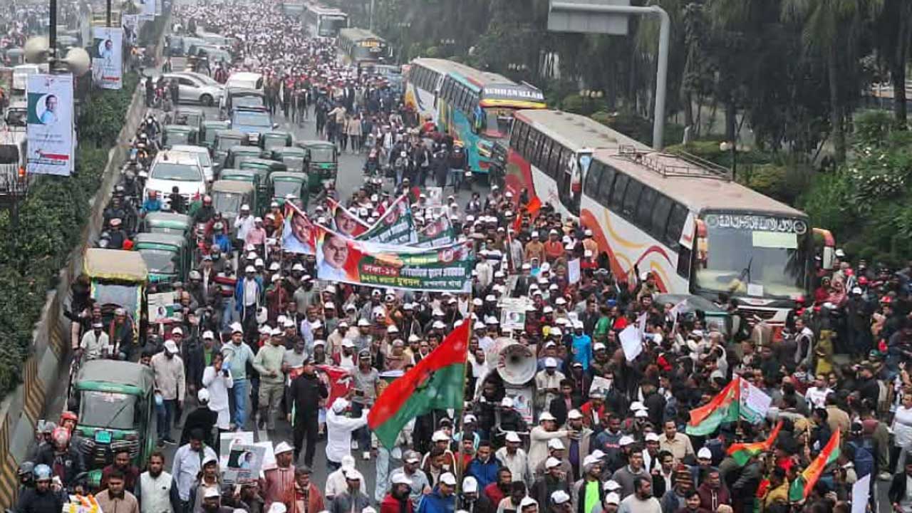 তারেক রহমানের ঘরে ফেরা : বিমানবন্দর অভিমুখে মানুষের স্রোত, হেঁটেই যাচ্ছেন নেতাকর্মীরা