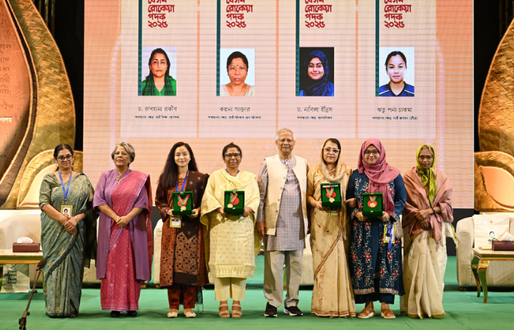 বিশিষ্ট ৪ নারীর হাতে বেগম রোকেয়া পদক তুলে দিলেন প্রধান উপদেষ্টা