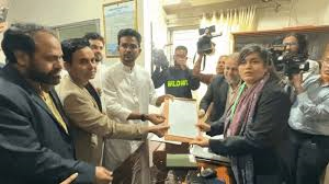 মনোনয়ন ফরম সংগ্রহ করলেন আসিফ মাহমুদ