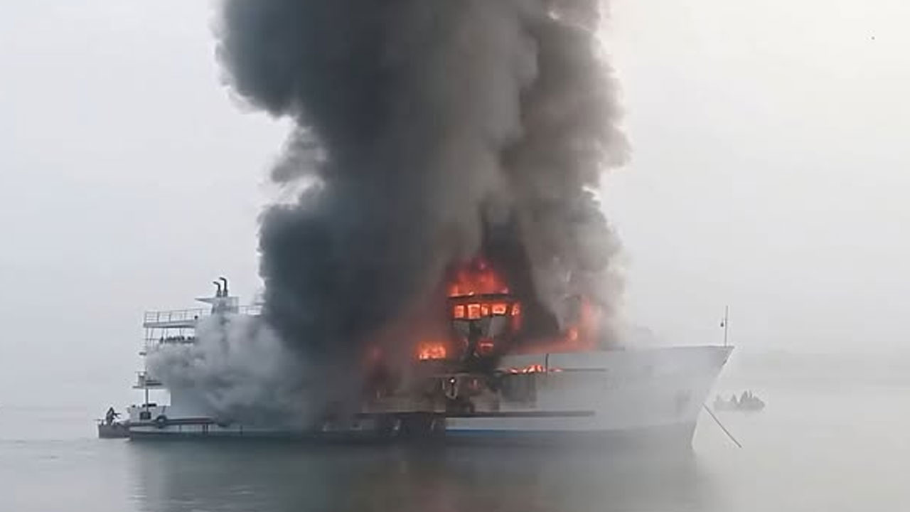 সেন্ট মার্টিনগামী জাহাজে আগুন, নিহত ১, ৫ সদস্যের তদন্ত কমিটি