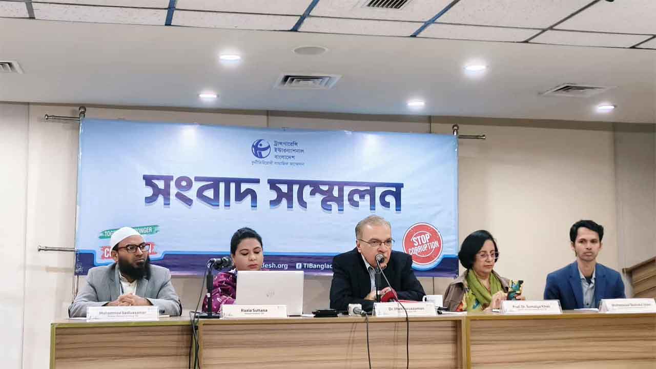 সরকার নয়, সেনাবাহিনীই পারে পার্বত্য অঞ্চলে শান্তি প্রতিষ্ঠা করতে : ড. ইফতেখারুজ্জামান