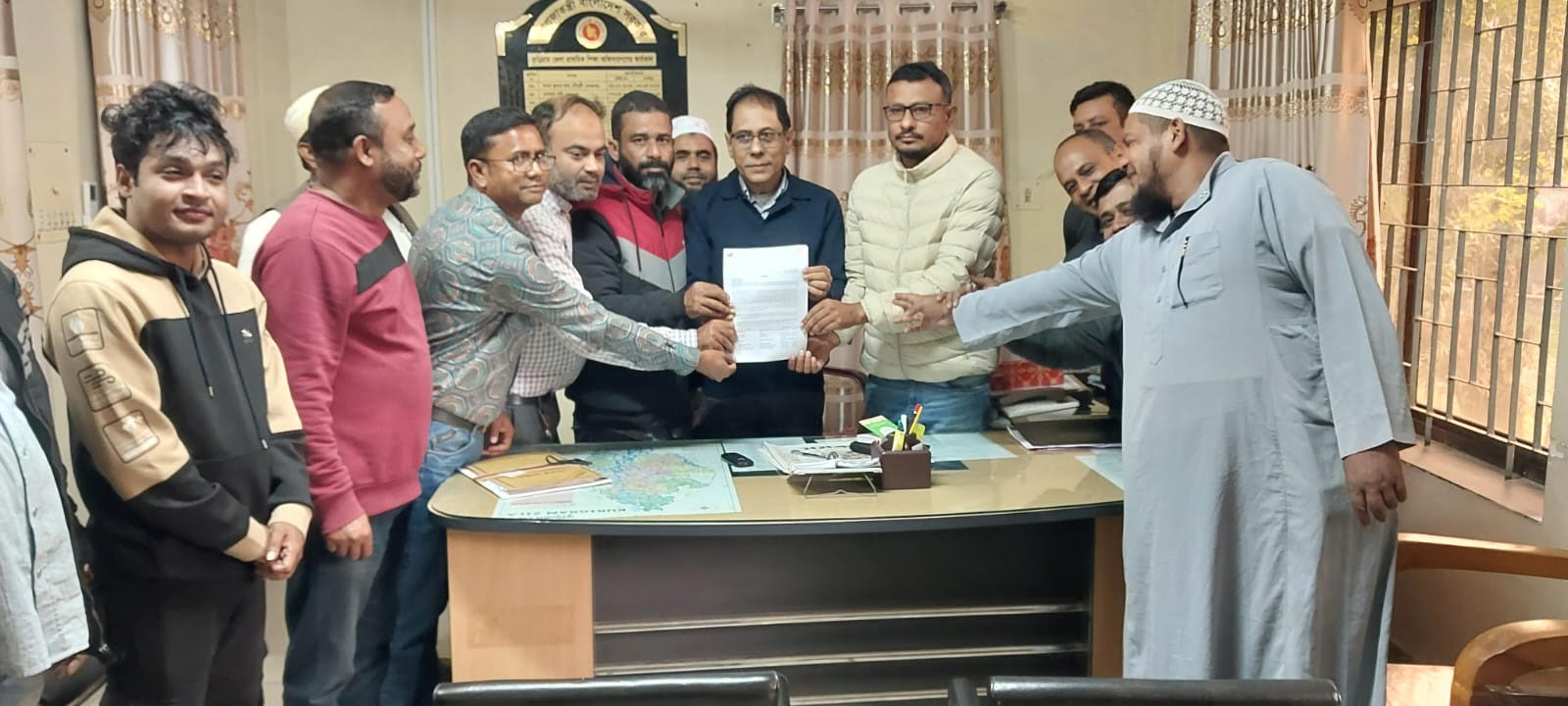 কুড়িগ্রামে প্রাথমিক সহকারী শিক্ষক সমাজের স্মারকলিপি প্রদান 