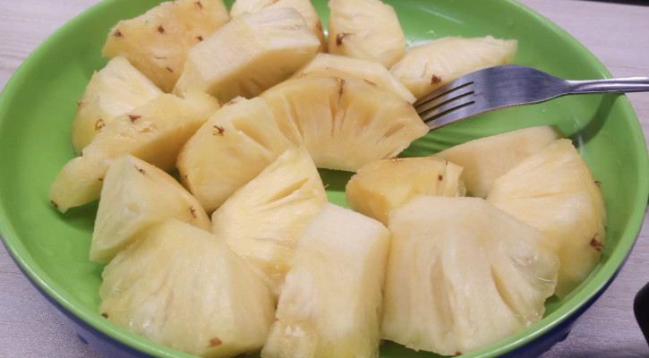 খালি পেটে আনারস খেলে কী হয়?