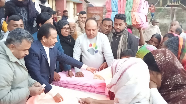 সিরাজগঞ্জে বেগম খালেদা জিয়ার রুহের মাগফেরাত কামনায়  বিএনপি নেতা সাইদুর রহমান বাচ্চু'র শীতার্তদের মাঝে শীতবস্ত্র বিতরণ