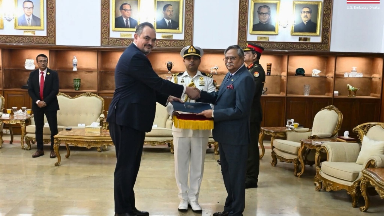 রাষ্ট্রপ‌তির কা‌ছে প‌রিচয়পত্র পেশ : যুক্তরাষ্ট্র–বাংলাদেশ সম্পর্ক আরও দৃঢ় করতে আমি আগ্রহী : ক্রিস্টেনসেন