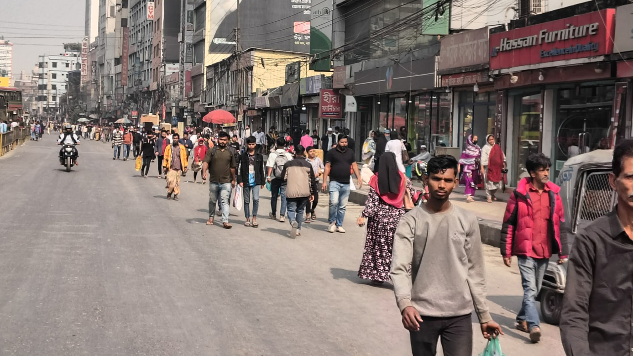 বাড্ডায় সড়ক অবরোধ : ‘আমরা কি ক্ষতি করেছি, রাস্তা বন্ধ করে আমাদের কেন কষ্ট দেওয়া হচ্ছে’