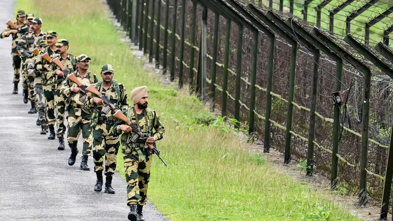 বাংলাদেশ সীমান্তে কাঁটাতার বসাতে পশ্চিমবঙ্গকে সময় বেঁধে দিলেন হাইকোর্ট