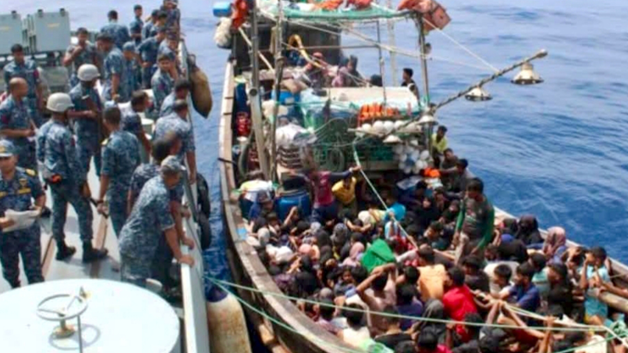 সেন্টমার্টিন সংলগ্ন এলাকায় নৌবাহিনীর হাতে আটক ২৭৩