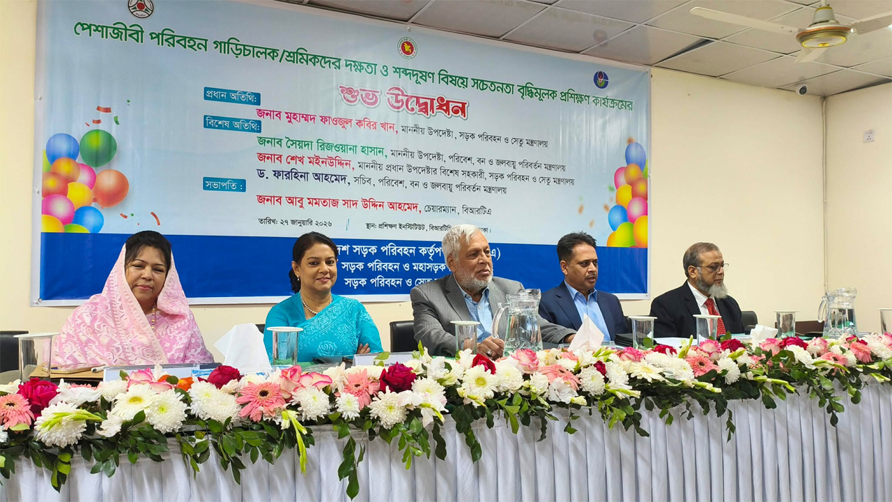 আমরা উটপাখির মতো বালিতে মাথা গুঁজে আছি, প্রলয় ঠেকানো যাবে না : সড়ক উপদেষ্টা