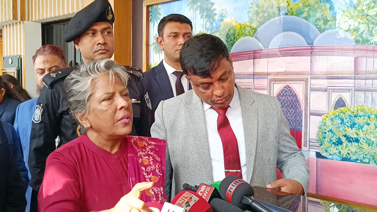 ‘না’ ভোট দেওয়া মানে স্বৈরাচারের পক্ষে দাঁড়ানো : শারমিন এস মুরশিদ