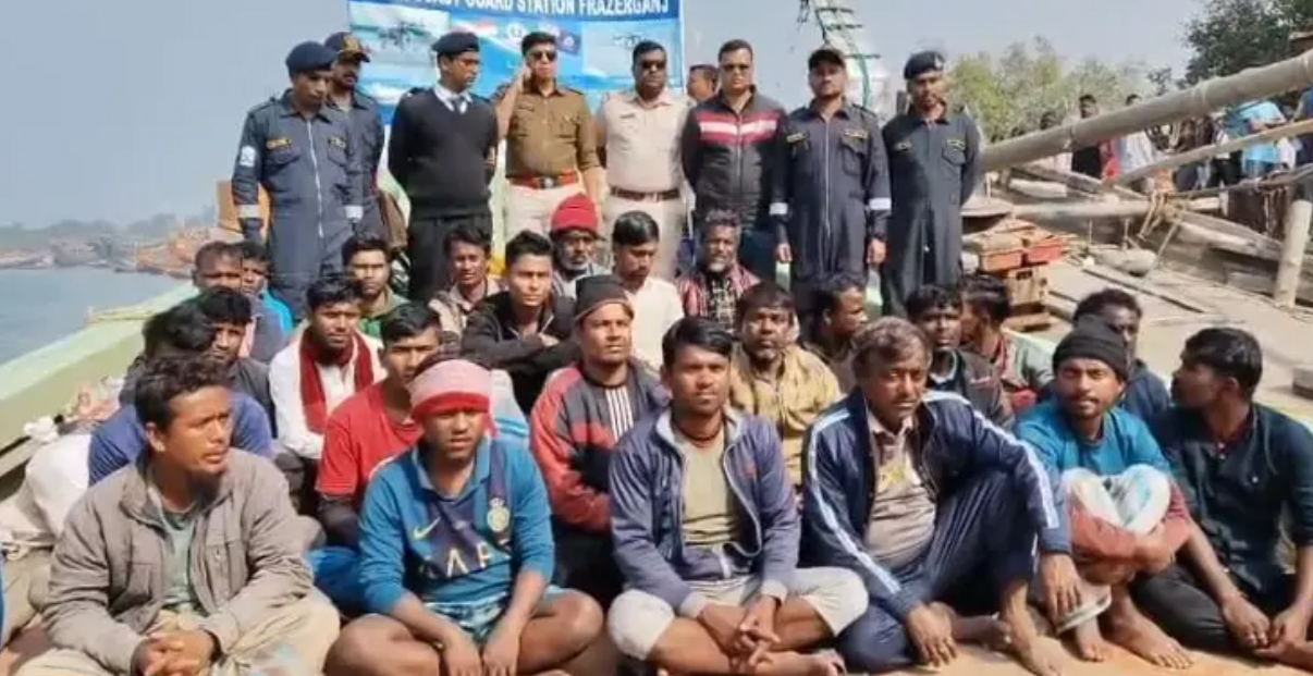 বাংলাদেশি ট্রলারসহ ২৪ জেলেকে ধরে নিয়ে গেছে ভারত