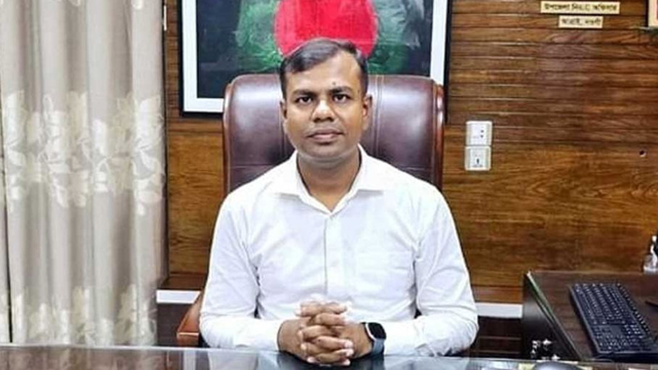 মুক্তিযোদ্ধা চাচাকে বাবা বানিয়ে চাকরি, সিনিয়র সহকারী সচিব কারাগারে