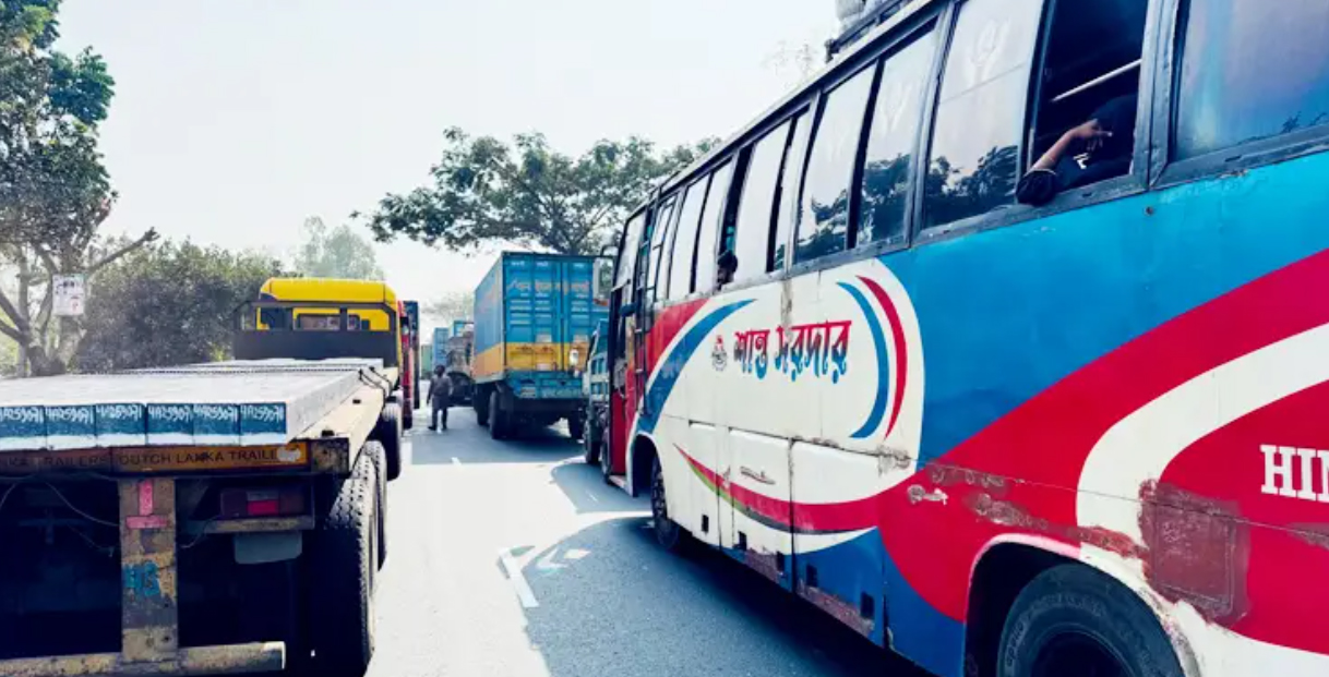 মিরসরাইয়ে ঢাকা-চট্টগ্রাম মহাসড়কে ১০ কিলোমিটারে যানজট