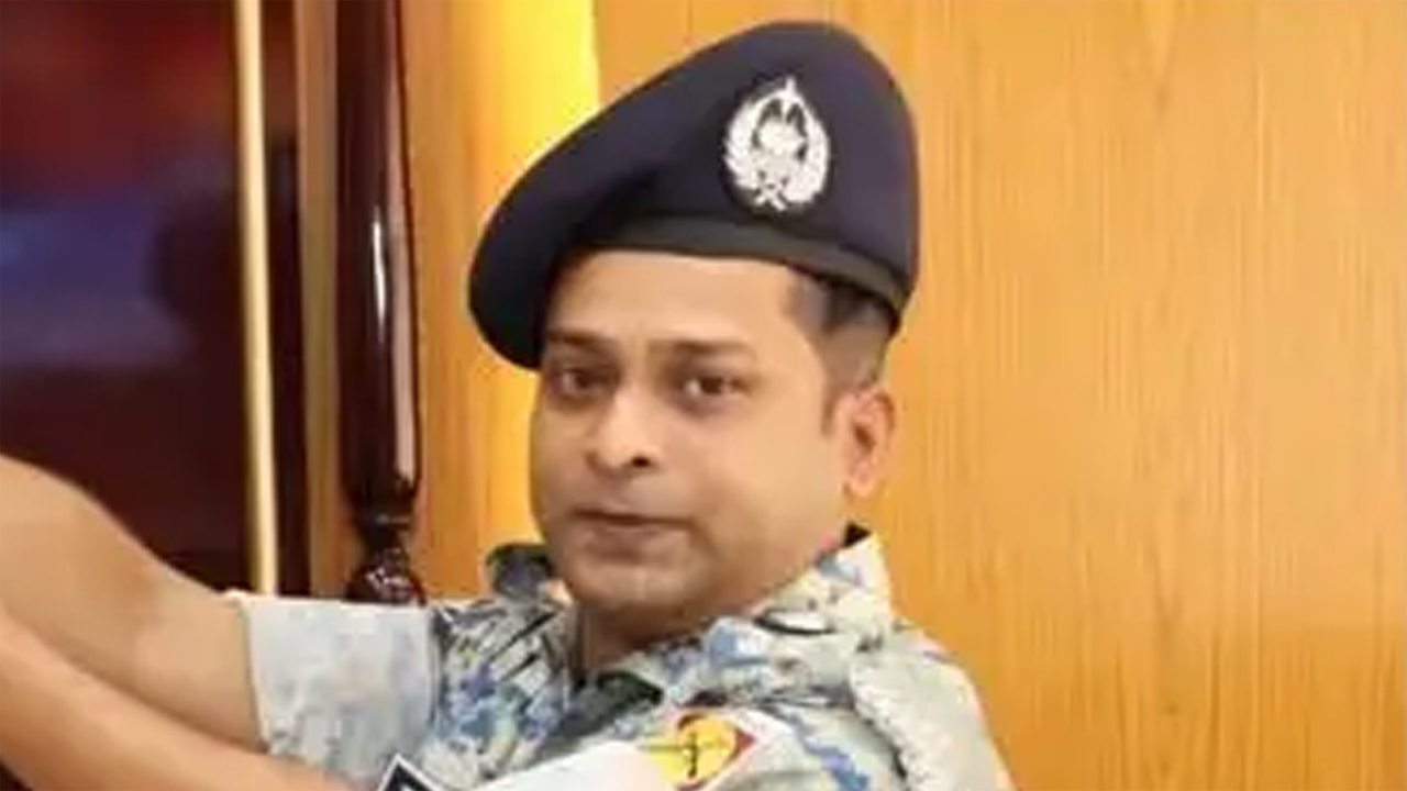 বরখাস্ত হলেন অতিরিক্ত পুলিশ সুপার পলাশ রঞ্জন