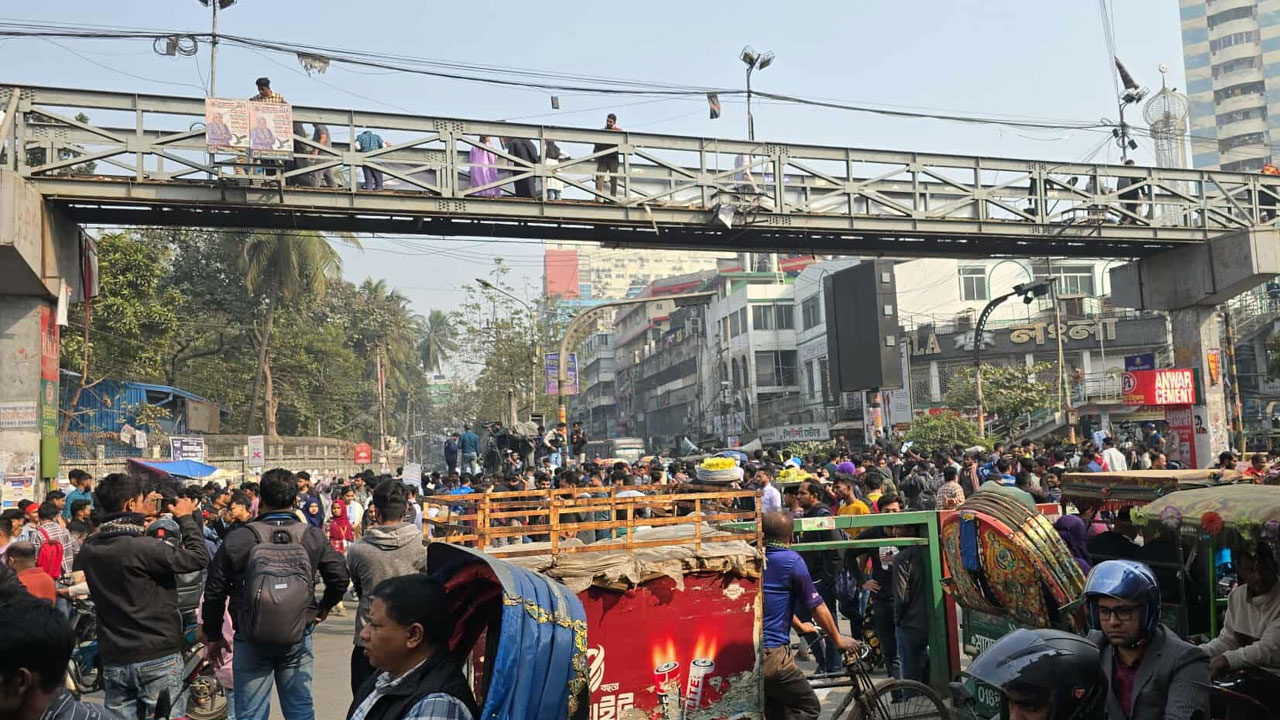 ‘যার যেখানে খুশি রাস্তা আটকাচ্ছে, মানুষের জীবন অতিষ্ঠ হয়ে গেছে’