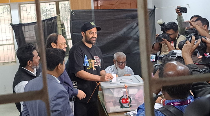 ভোট দিলেন তামিম ইকবাল