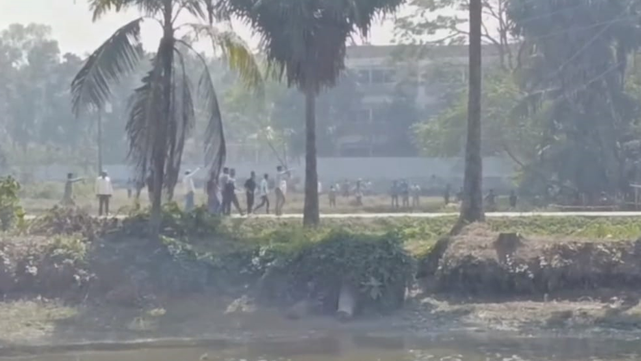 চৌদ্দগ্রামে ভোটকেন্দ্রের সামনে ৭টি ককটেল বিস্ফোরণ